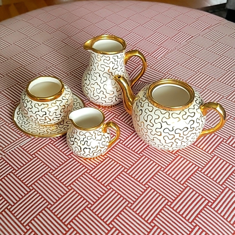 Sudlow's England Burslem 0657 5-Piece Gold Squiggles On Cream Tea Set